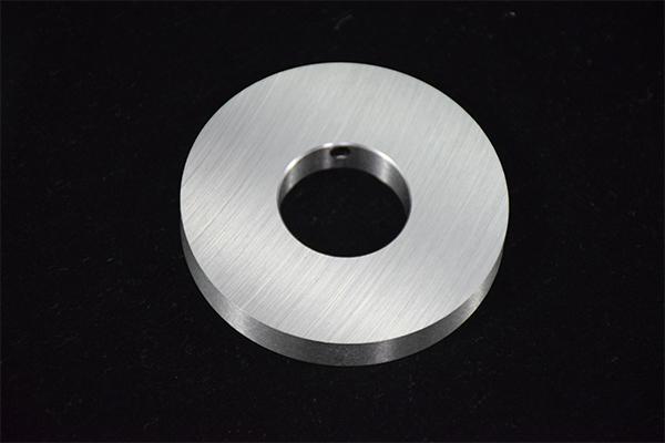 गोल उच्च परिशुद्धता रोटरी कटिंग ब्लेड पीवीसी एज ब्लेड रोटरी ब्लेड कटिंग मशीन पेपर पाइप चिपकने वाला टेप कटिंग मशीन ब्लेड 18